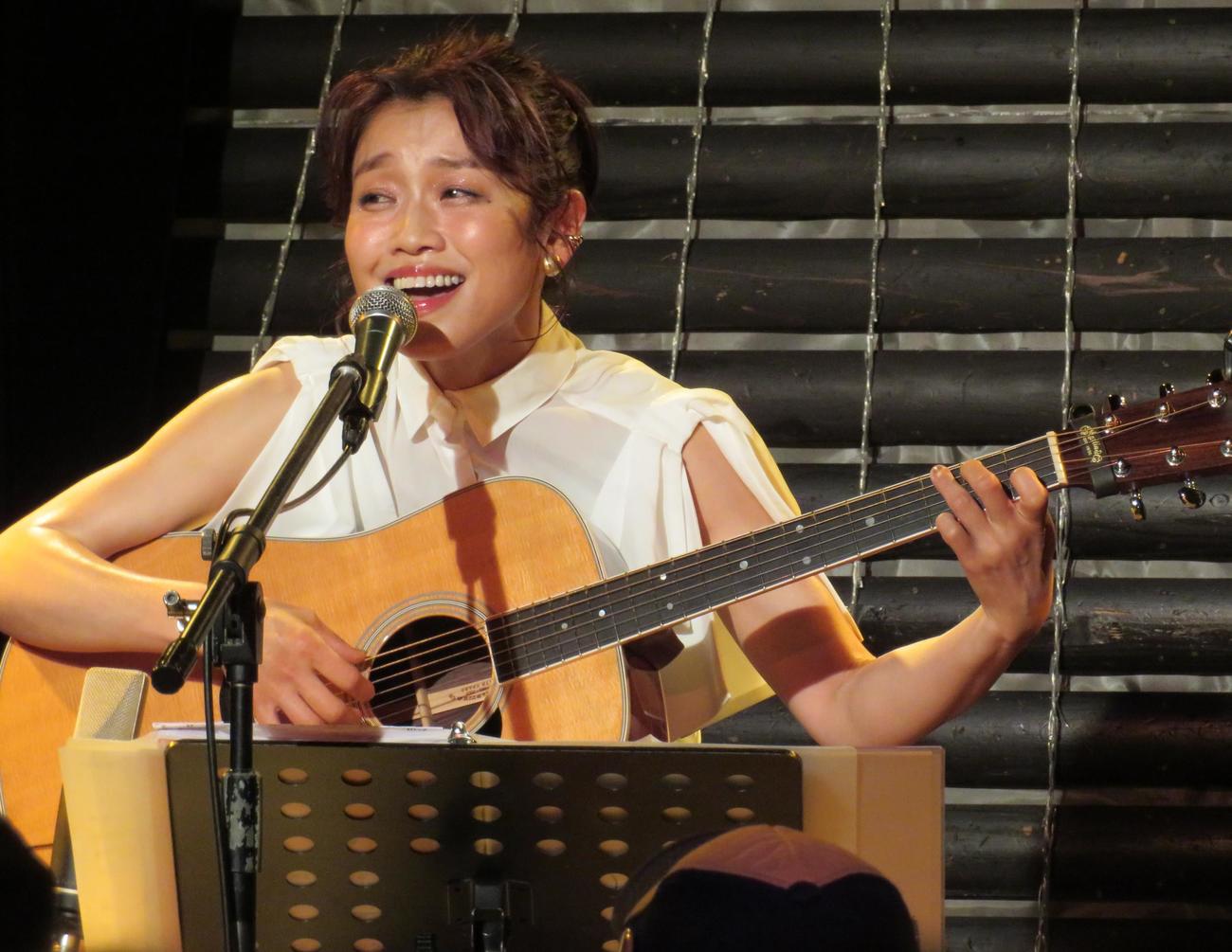 ギターの弾き語りライブ「弾きたがり」を行った川野夏美