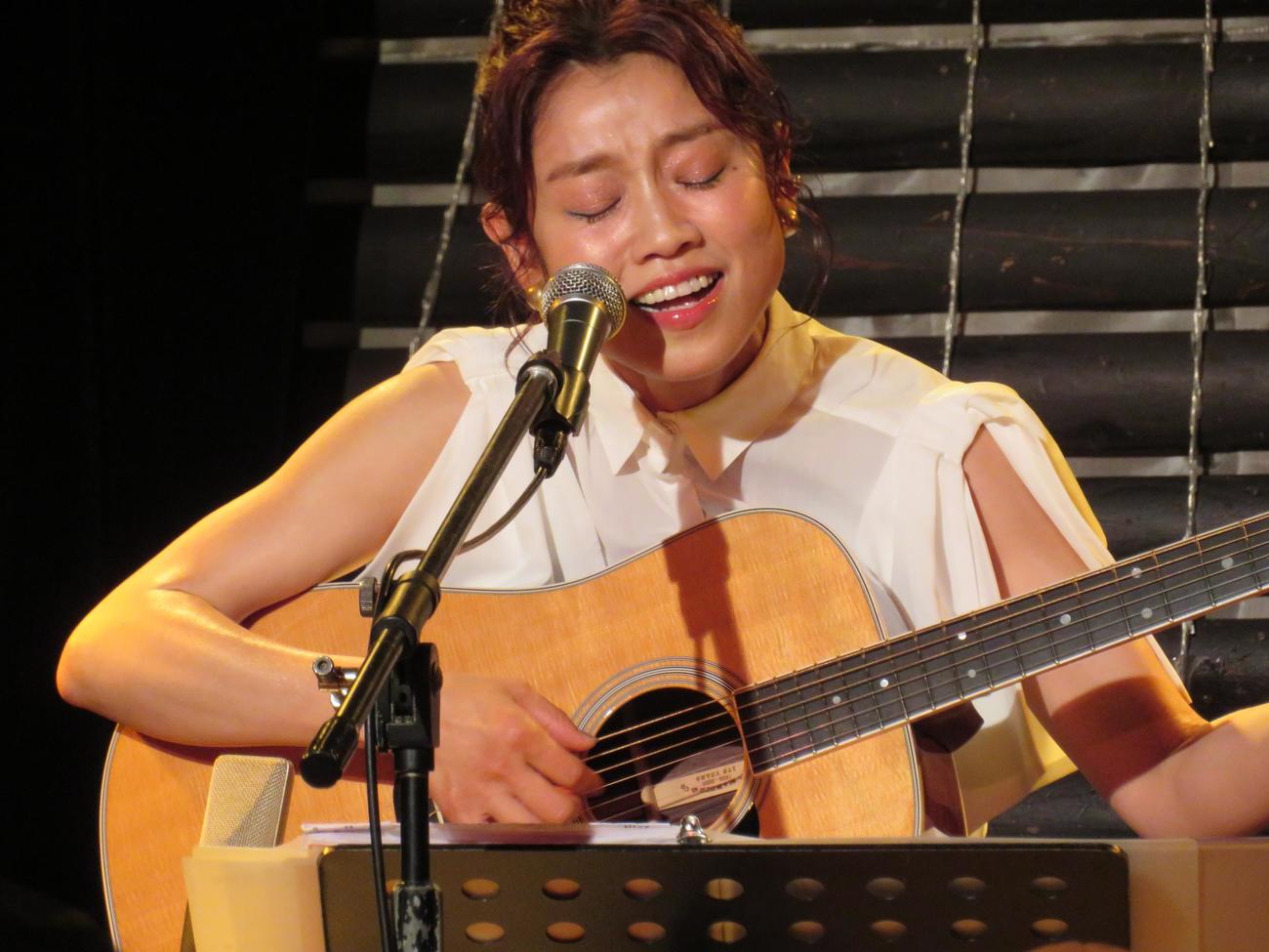 ギターの弾き語りライブ「弾きたがり」を行った川野夏美