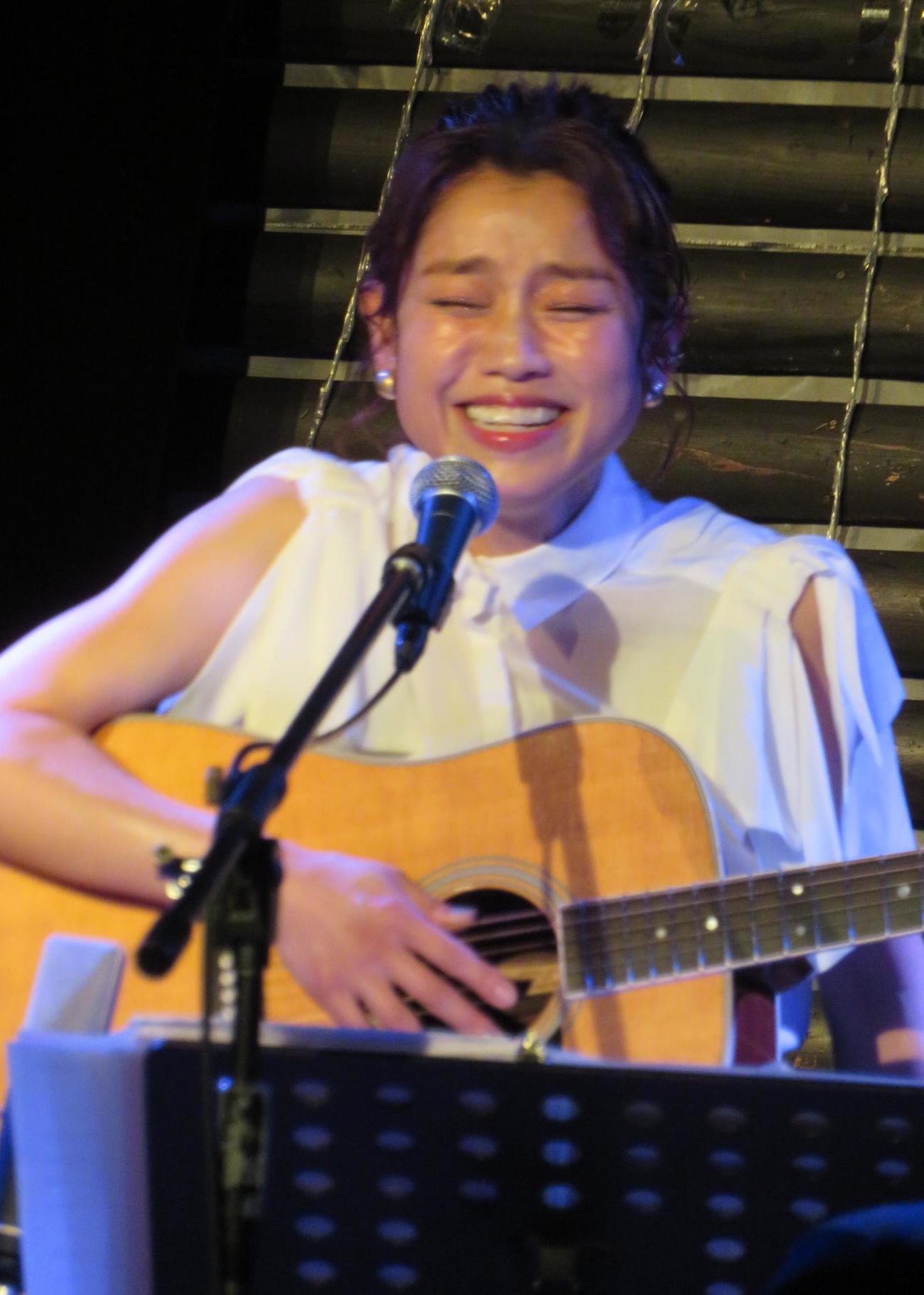 ギターの弾き語りライブ「弾きたがり」を行った川野夏美