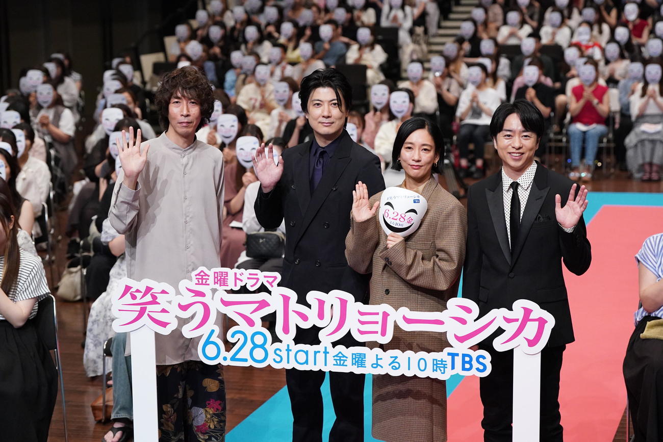 TBS系ドラマ「笑うマトリョーシカ」キャスト登壇制作発表＆第1話プレミアム試写会に臨む、左から原作者の早見和真、玉山鉄二、水川あさみ、櫻井翔（撮影・小沢裕）
