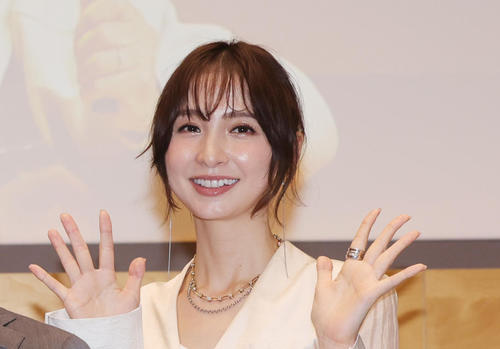 篠田麻里子、あでやかな着物姿披露「美しい女神様」“姉”藤原紀香ら四姉妹そろい踏みショットも