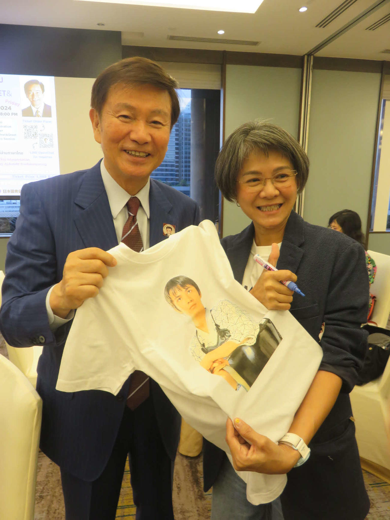懇親パーティーで「俺は男だ！」の自身をプリントしたTシャツにサインを求められる森田健作