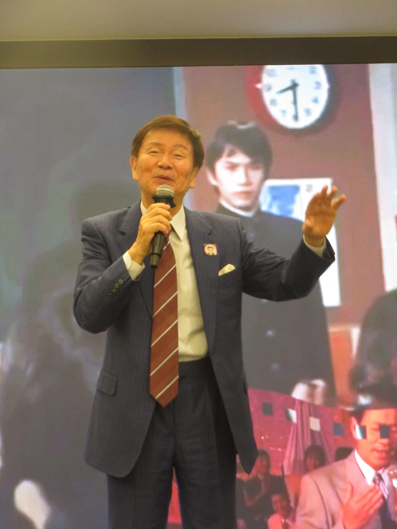 懇親パーティーで「俺は男だ！」の自身の映像をバックに「さらば涙と言おう」を熱唱する森田健作
