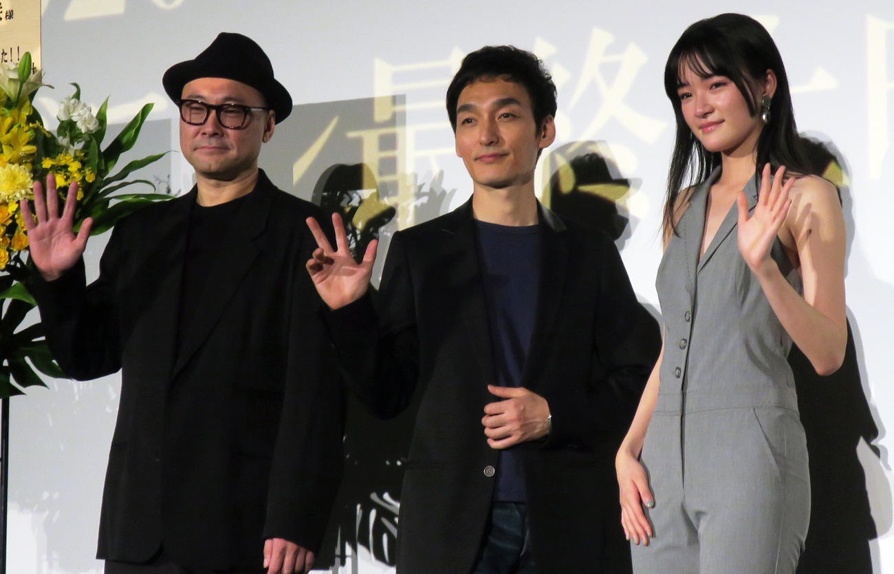 映画「ミッドナイトスワン」ロングラン最終上映御礼舞台あいさつで。左から、内田英治監督、草なぎ剛、服部樹咲