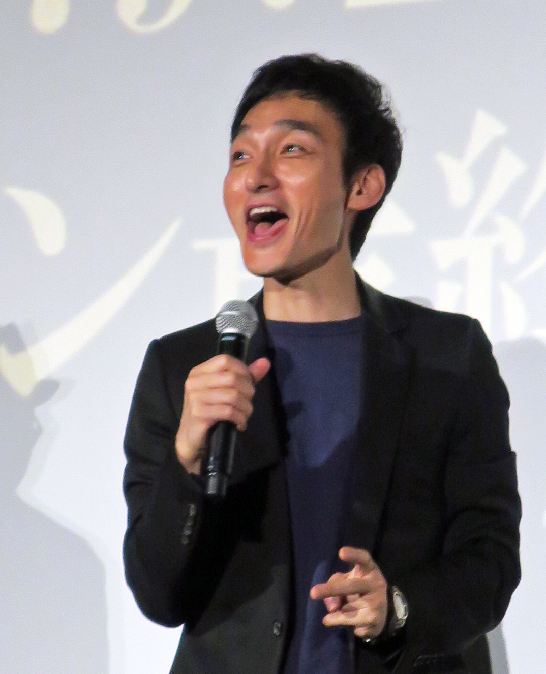 映画「ミッドナイトスワン」ロングラン最終上映御礼舞台あいさつで感激を語る草なぎ剛