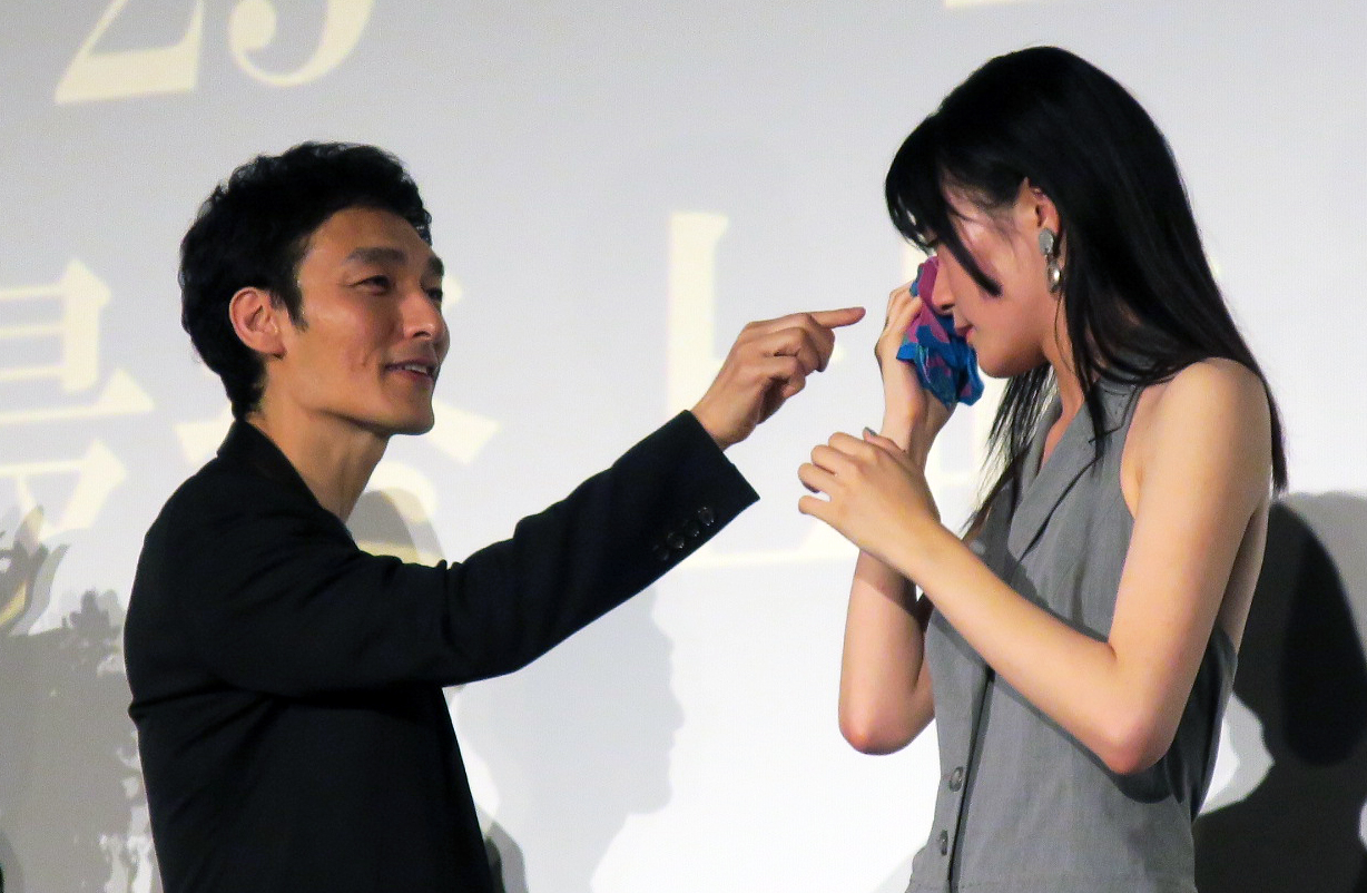 映画「ミッドナイトスワン」ロングラン最終上映御礼舞台あいさつで、涙をふく服部樹咲をサポートする草なぎ剛
