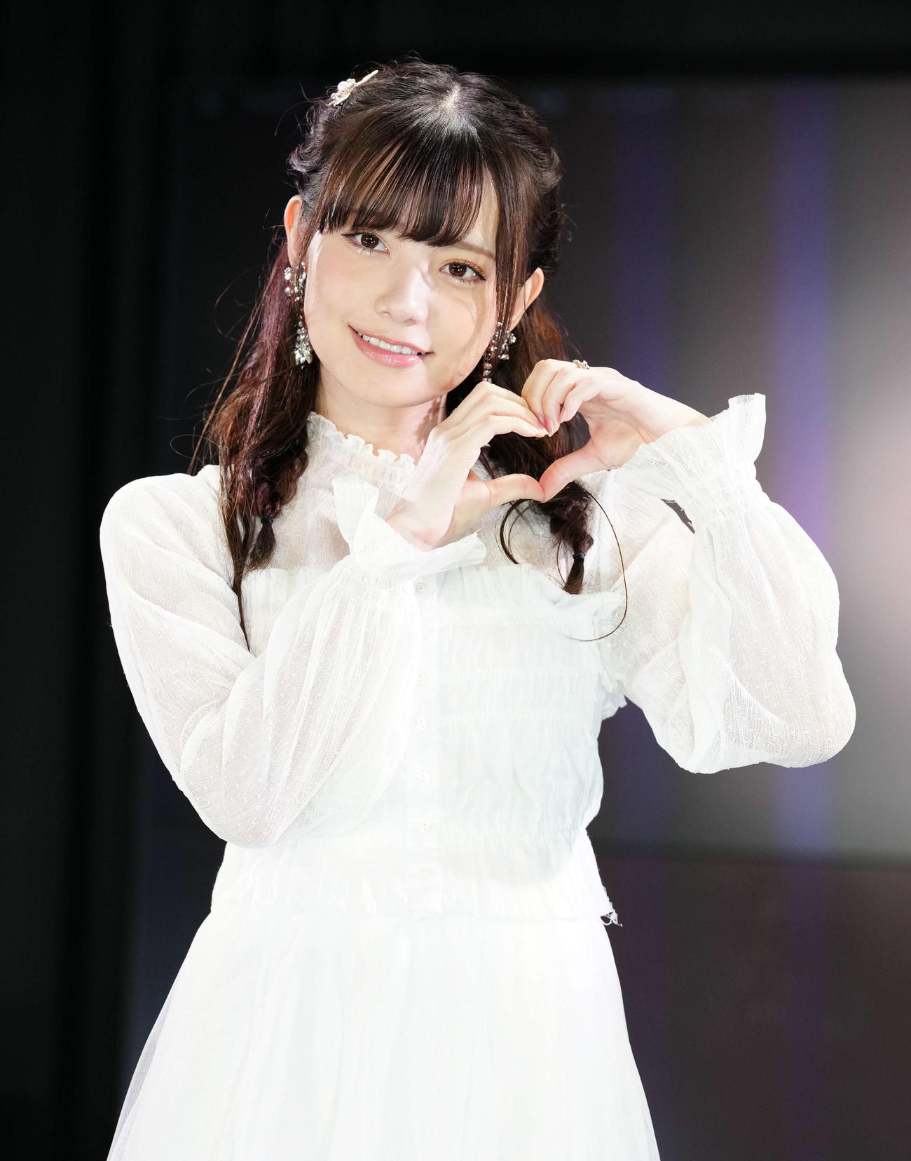フォトセッションでポーズを決めるあかせあかり（撮影・たえ見朱実）