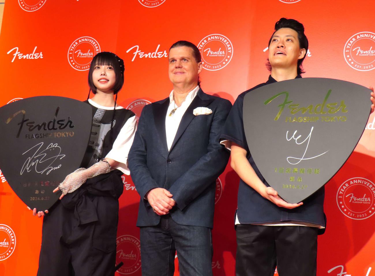 「Fender Flagship Tokyo」1日店長就任式に登壇した、左からあの、エドワード・コール社長、霜降り明星の粗品