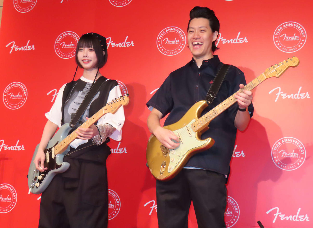 「Fender Flagship Tokyo」1日店長就任式に登壇したあの（左）と霜降り明星の粗品