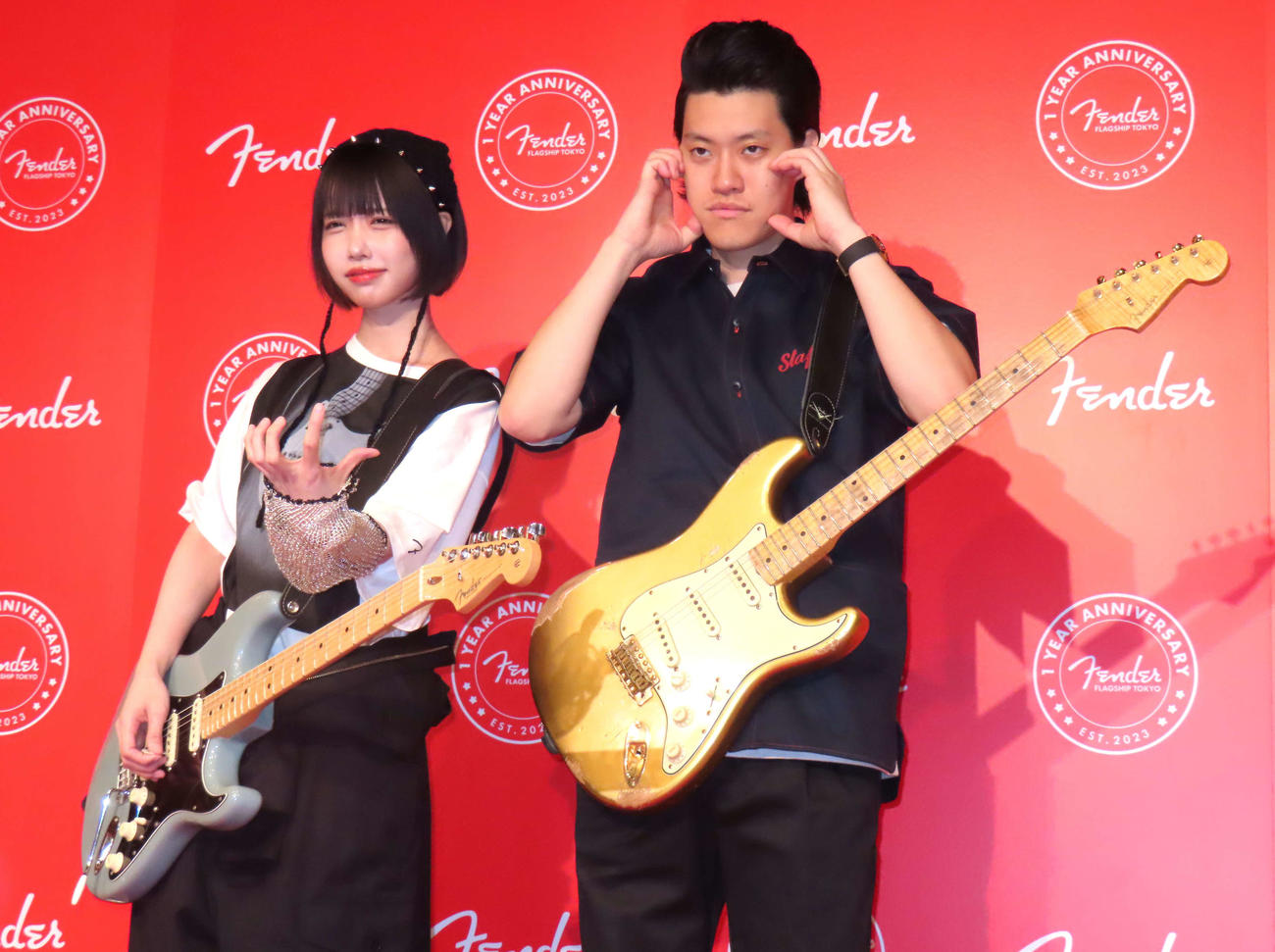 「Fender Flagship Tokyo」1日店長就任式に登壇したあの（左）と霜降り明星の粗品