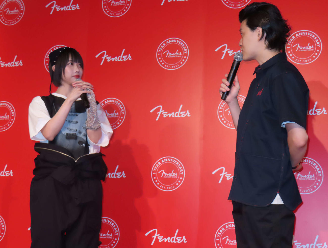 「Fender Flagship Tokyo」1日店長就任式に登壇したあの（左）と霜降り明星の粗品