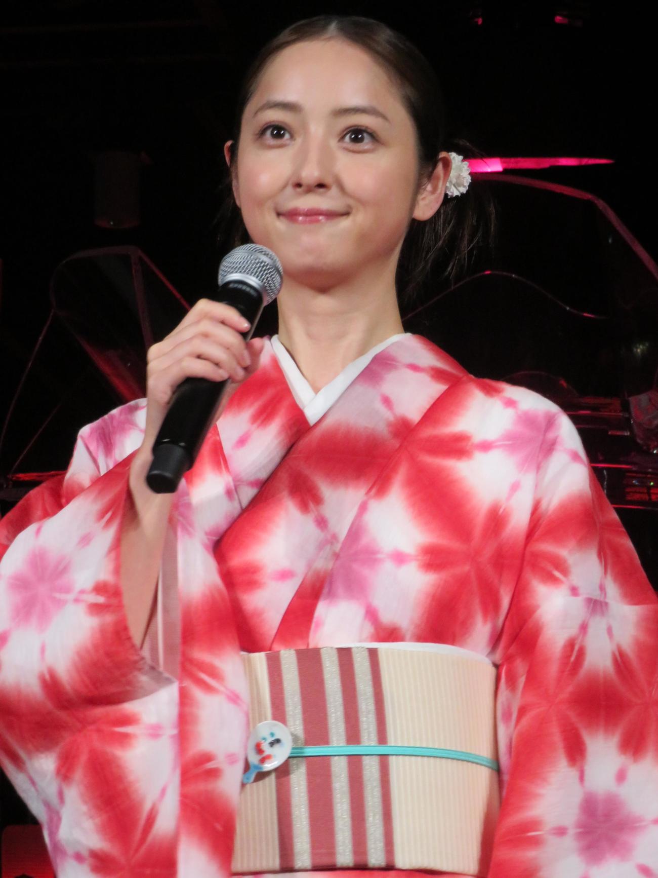 東京・銀座三越新館8階で「夏のアートアクアリウム2024　華映え金魚祭」の開催記念イベントを行った佐々木希
