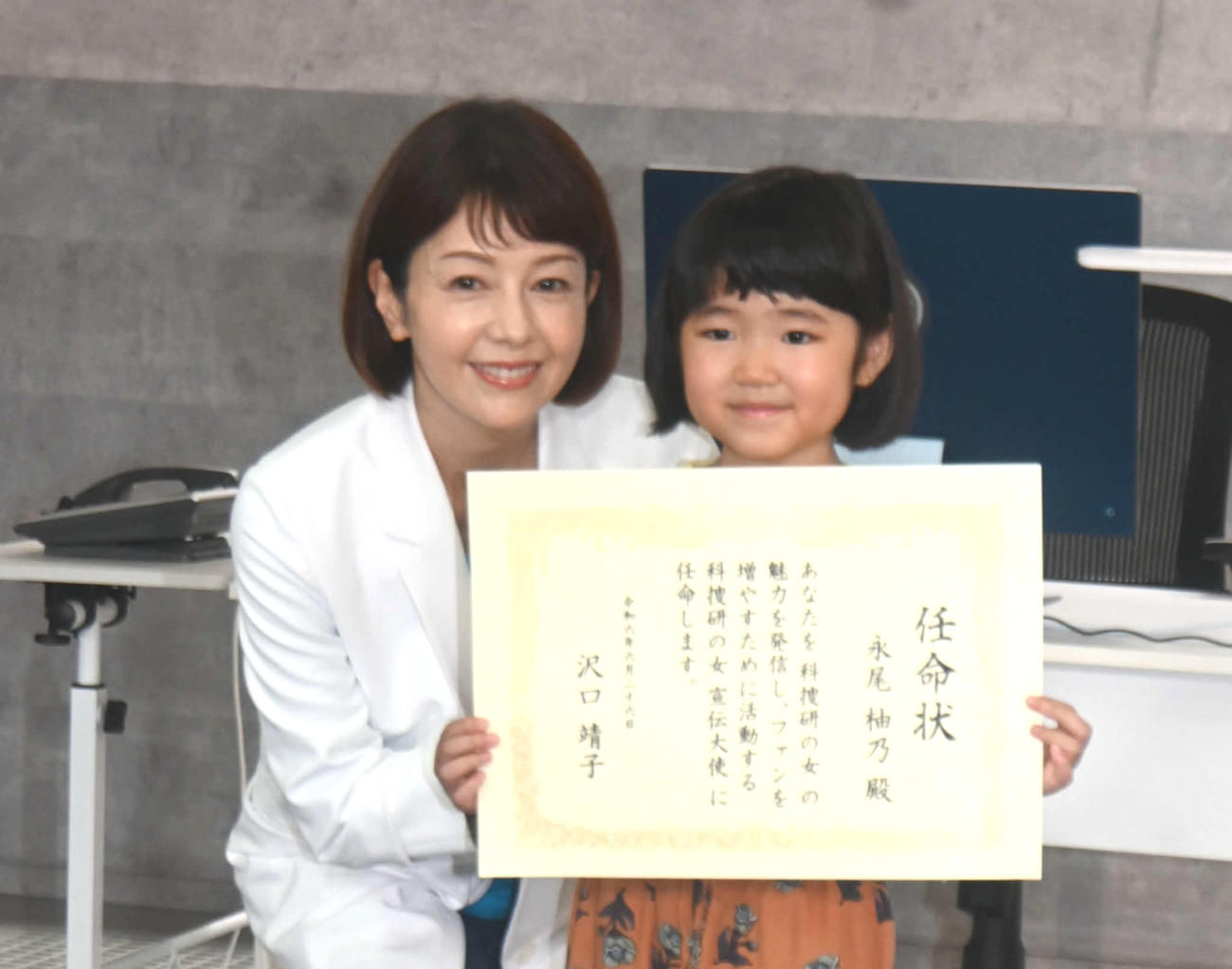 「科捜研の女」の宣伝大使に就任した永尾柚乃（右）に委任状を手渡した沢口靖子（撮影・松浦隆司）