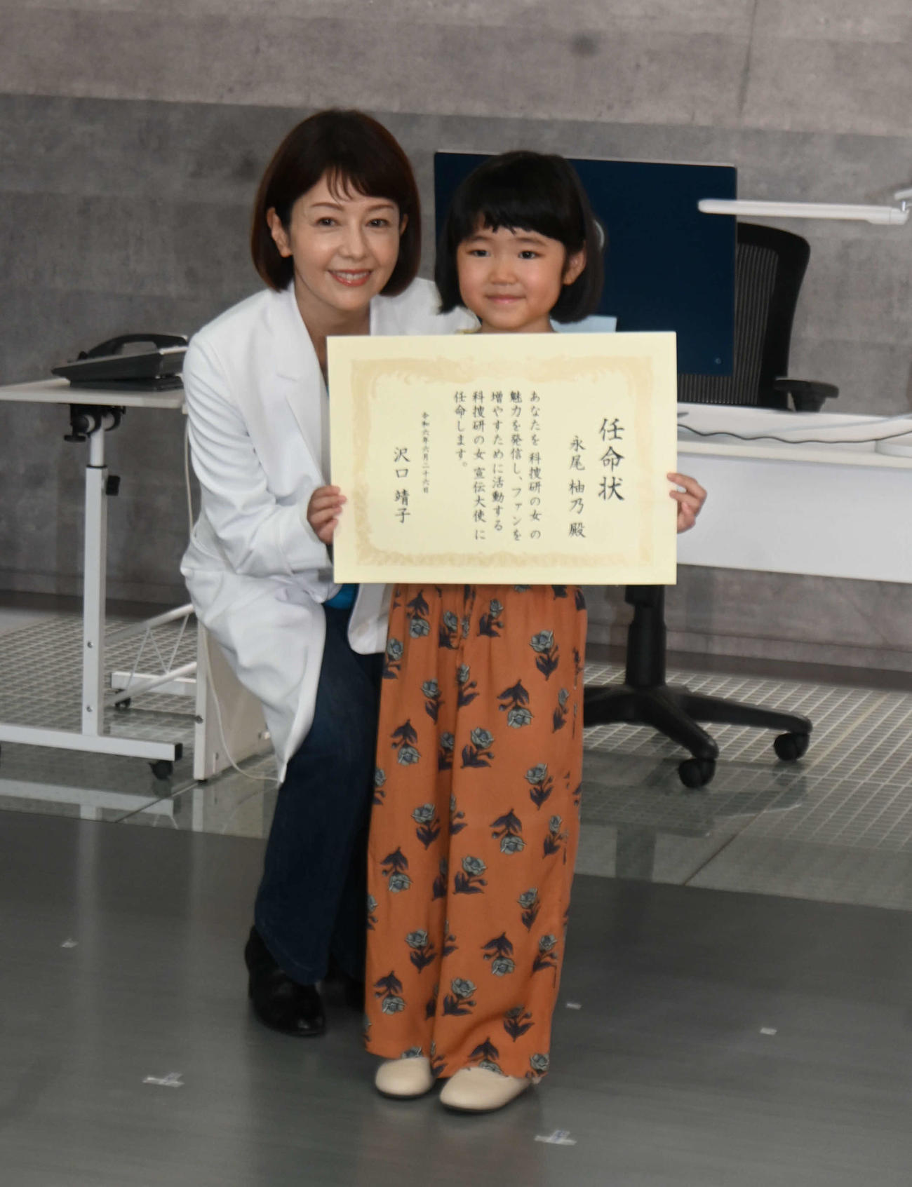 「科捜研の女」の宣伝大使に就任した永尾柚乃（右）に委任状を手渡した沢口靖子（撮影・松浦隆司）
