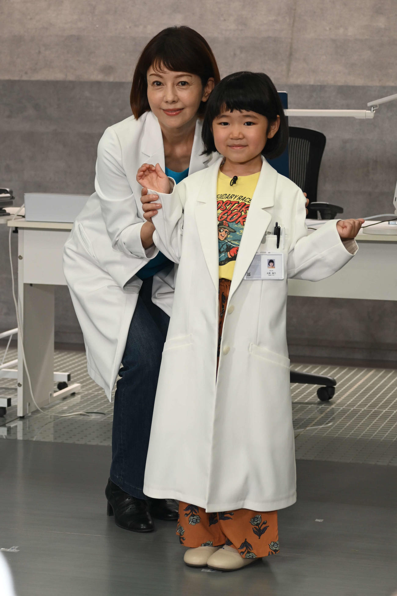 「科捜研の女」の宣伝大使に就任した永尾柚乃（右）、沢口靖子（撮影・松浦隆司）