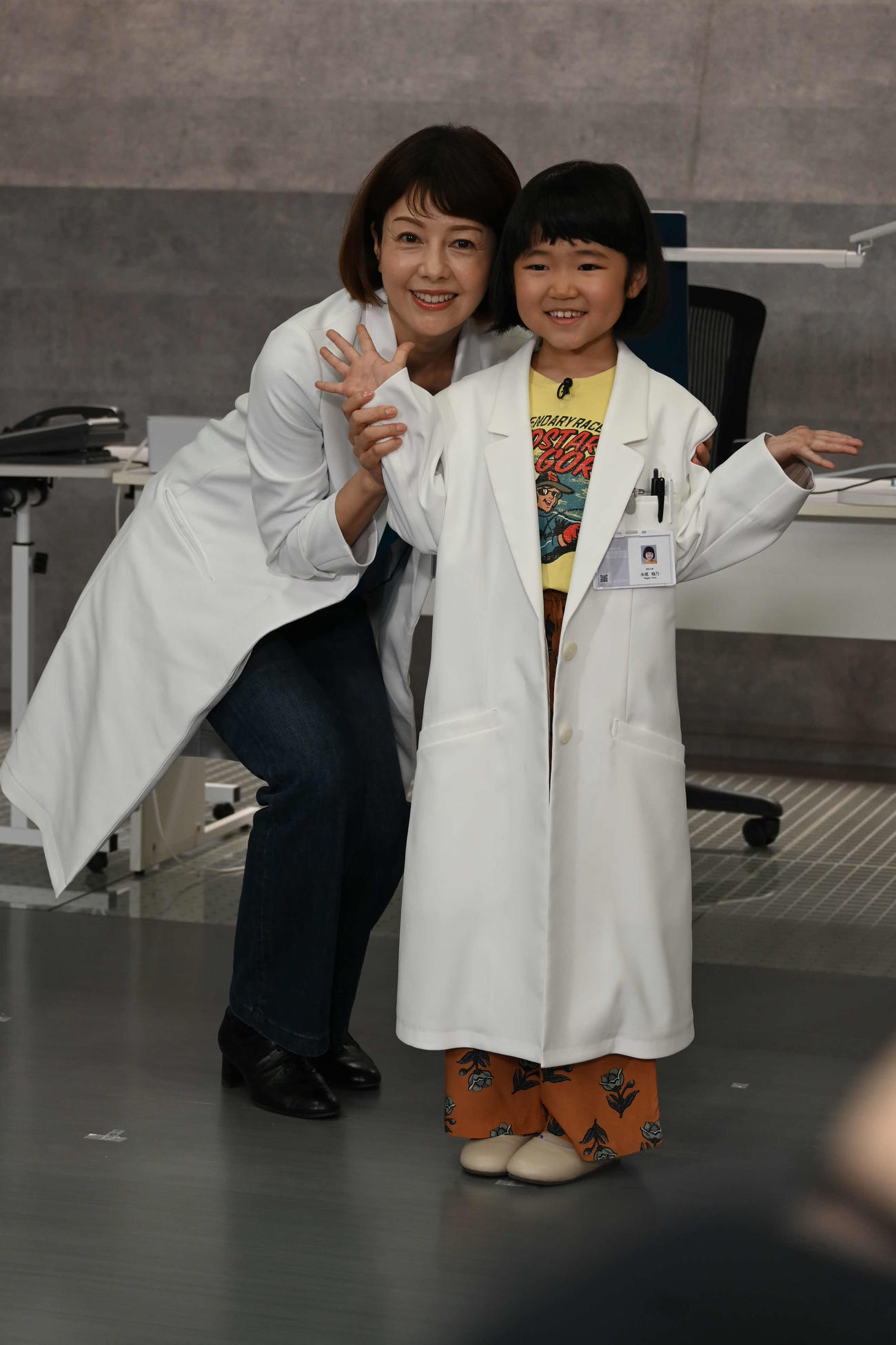 「科捜研の女」の宣伝大使に就任した永尾柚乃（右）、沢口靖子（撮影・松浦隆司）