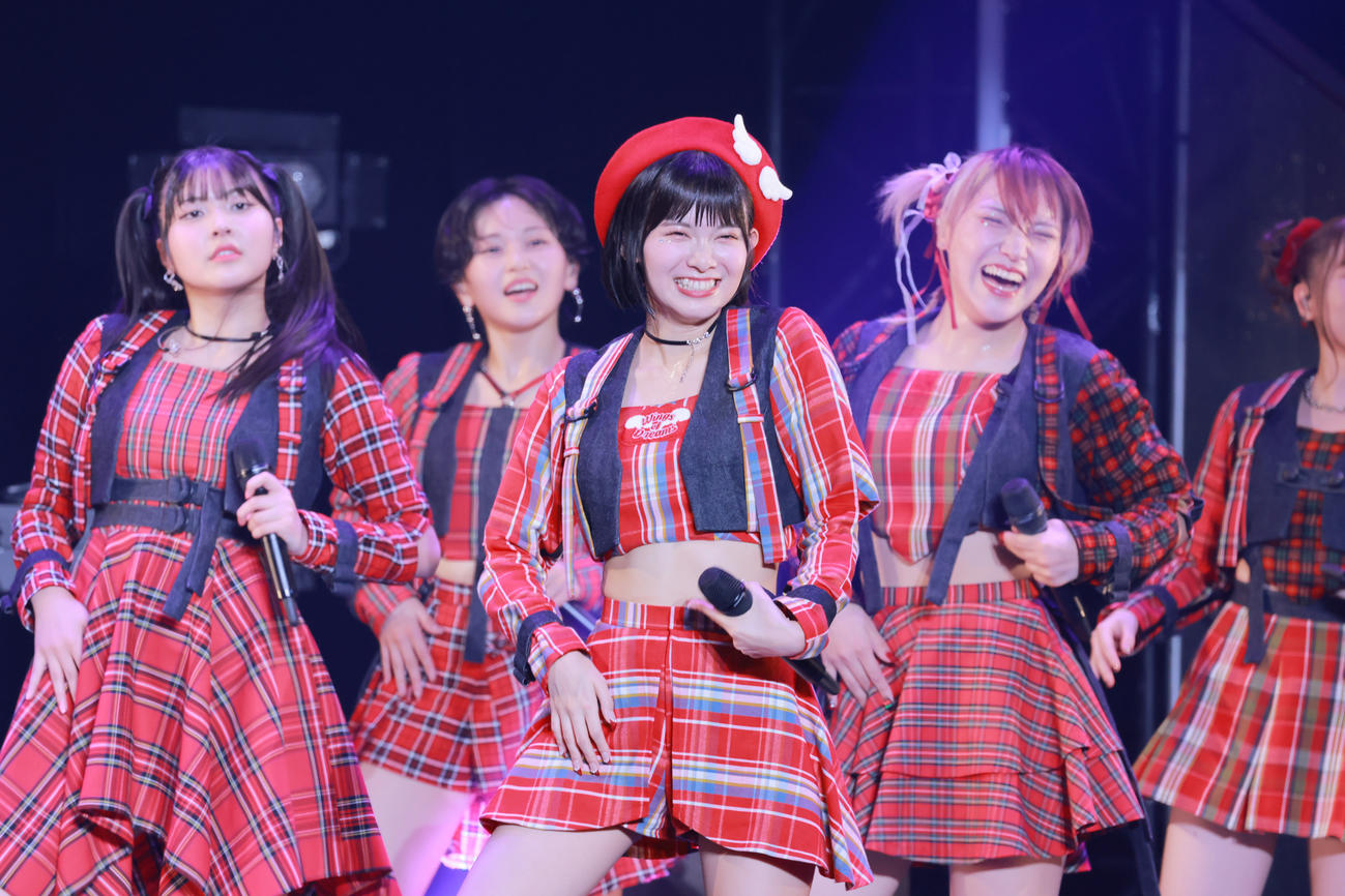 「BEYOOOOONDS（ビヨーンズ）」春ツアー最終公演で卒業のステージに立つ山崎夢羽（中央）