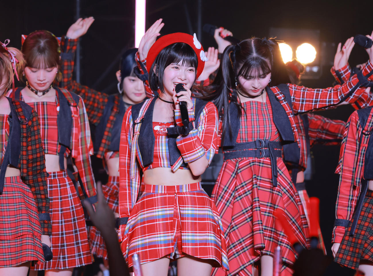 「BEYOOOOONDS（ビヨーンズ）」春ツアー最終公演で卒業のステージに立つ山崎夢羽（中央）