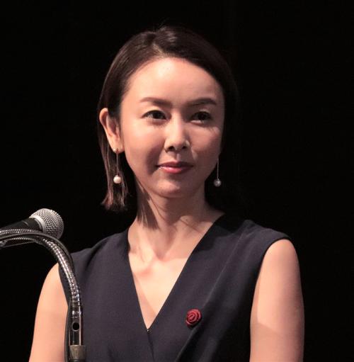 44歳で第1子出産フリーアナ「あまりにも痛すぎるので…」ストレートネック悪化でレーザー治療