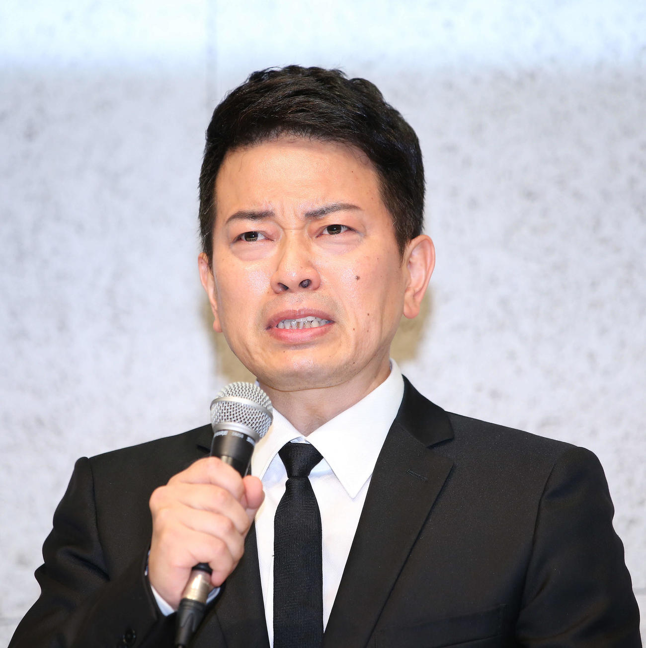 19年7月、謝罪会見で、吉本興業契約解消までの経緯を涙ながらに説明する宮迫博之