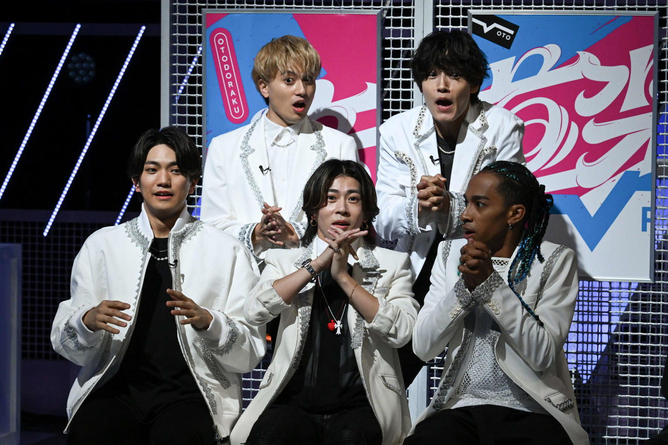 （前列左から）Aぇ！group正門良規、末澤誠也、草間リチャード敬太、（後列左から）小島健、佐野晶哉