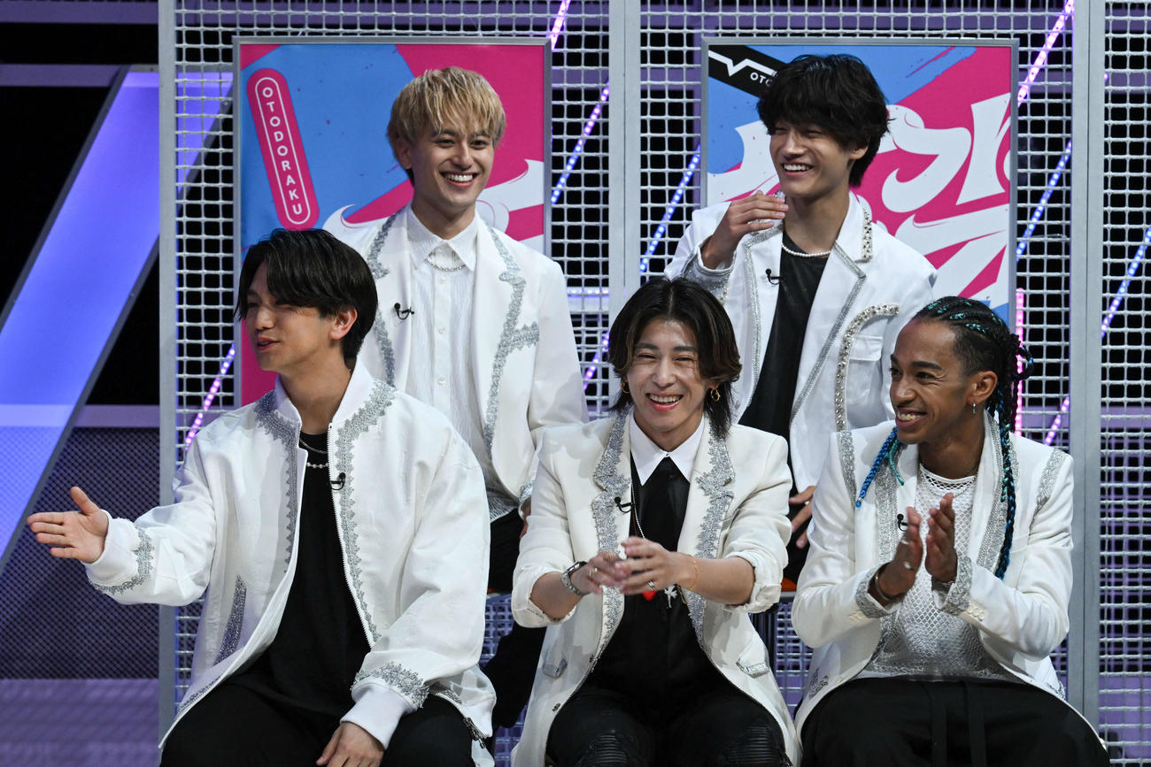 （前列左から）Aぇ！group正門良規、末澤誠也、草間リチャード敬太、（後列左から）小島健、佐野晶哉