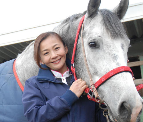 49歳華原朋美、ノースリーブ姿で”美腕”ボディーライン披露「沢山の幸せ」