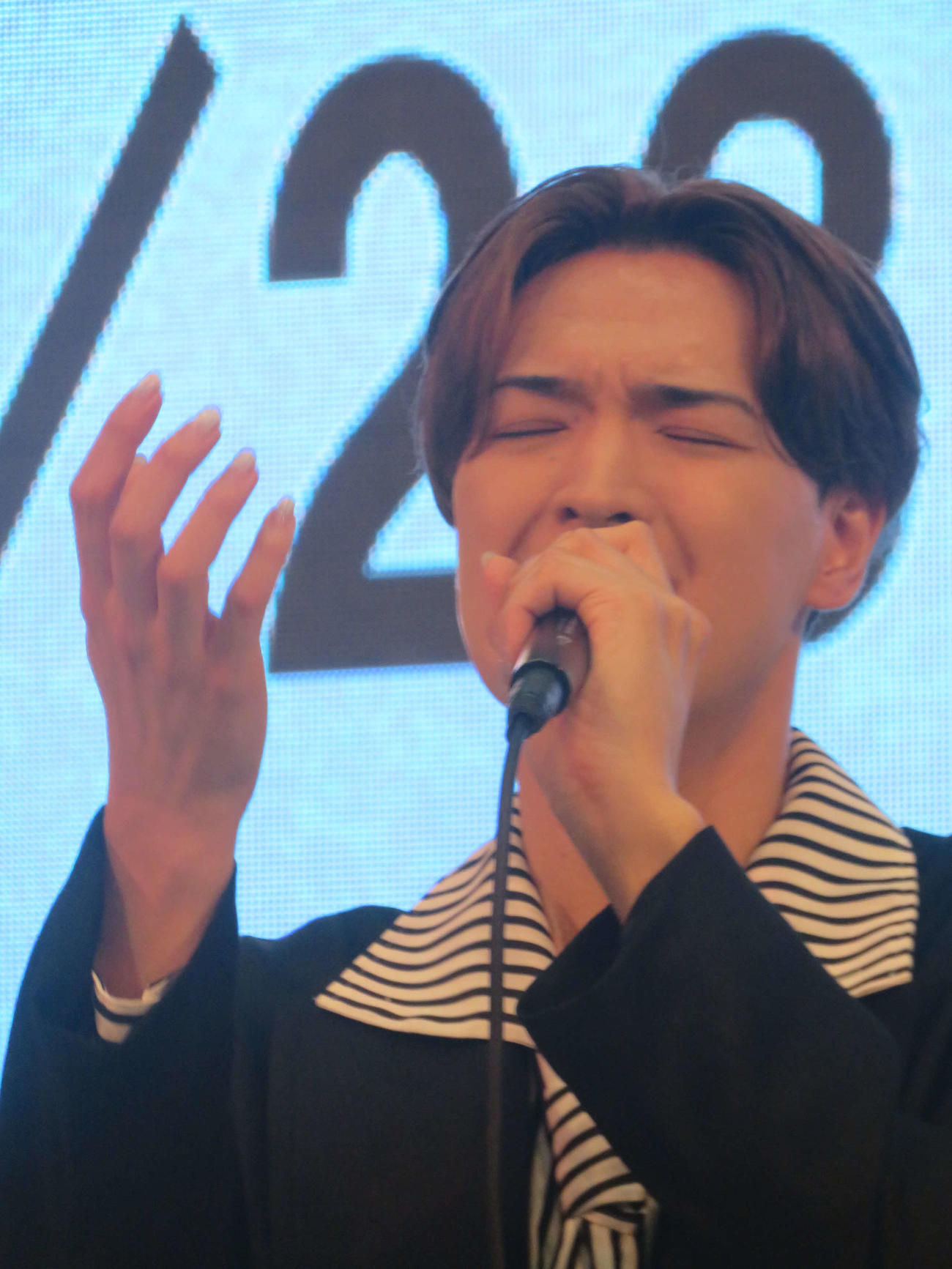 イベントで歌唱する海蔵亮太