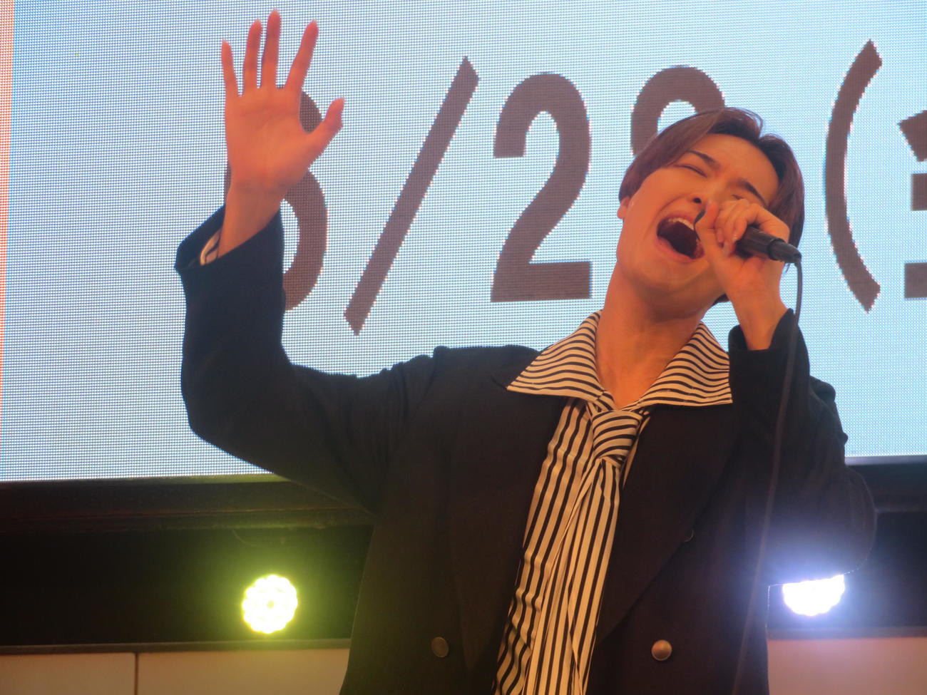 イベントで歌唱する海蔵亮太