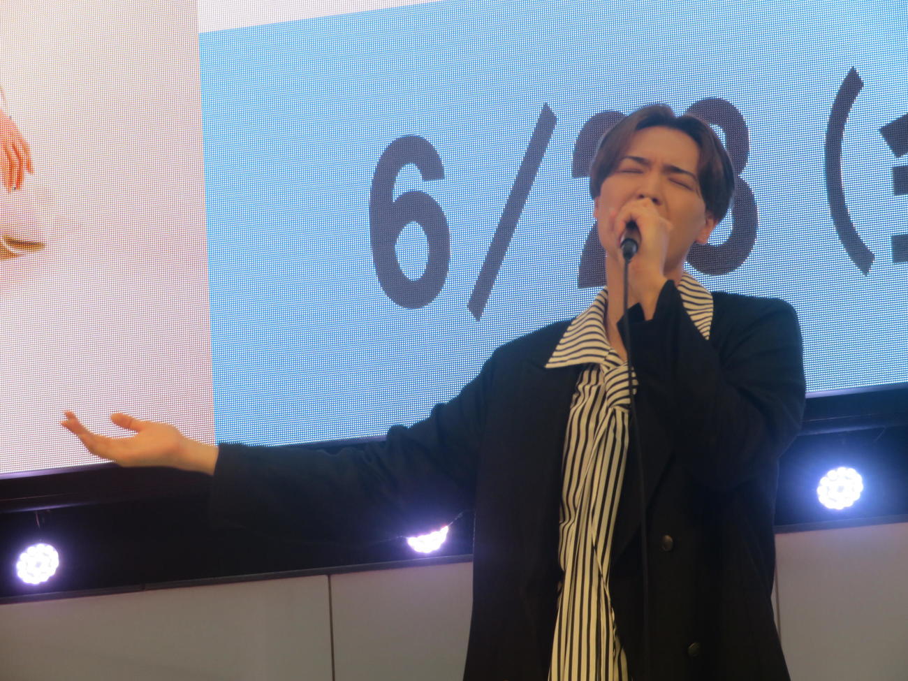 イベントで歌唱する海蔵亮太