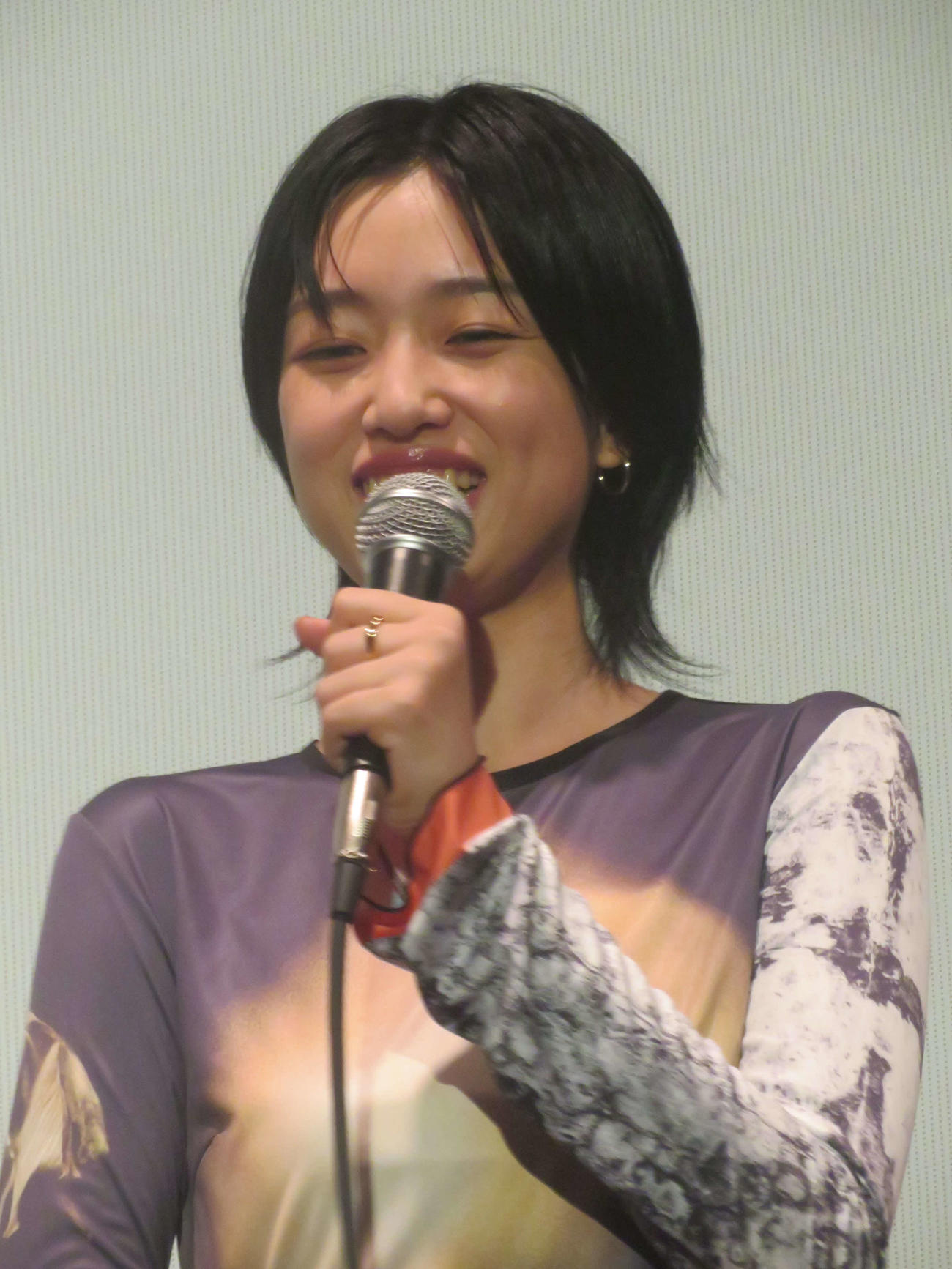 笑顔で話す河合優実