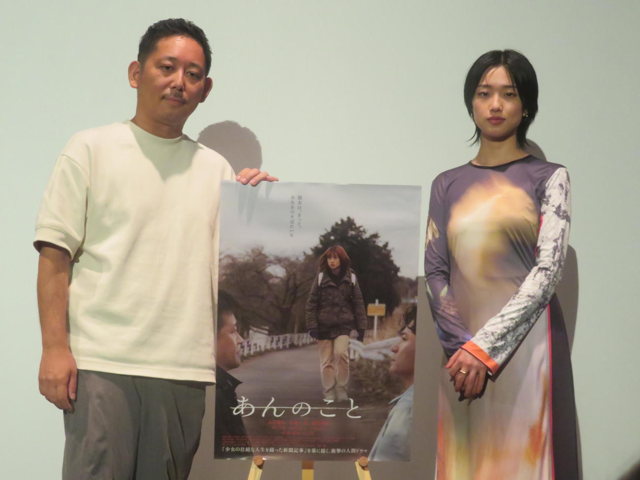映画「あんのこと」大ヒット御礼舞台あいさつに出席した入山悠監督（左）と河合優実
