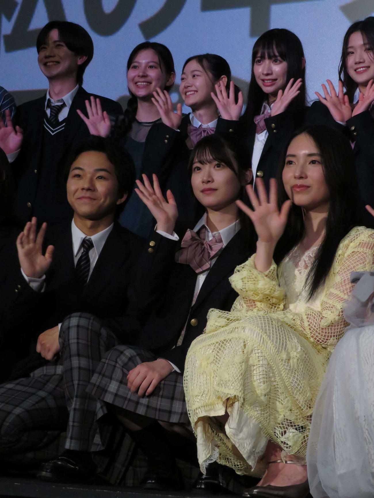 映画「こころのふた～雪ふるまちで～」公開記念イベントに出席した前列左から下川恭平、小越春花、大原梓