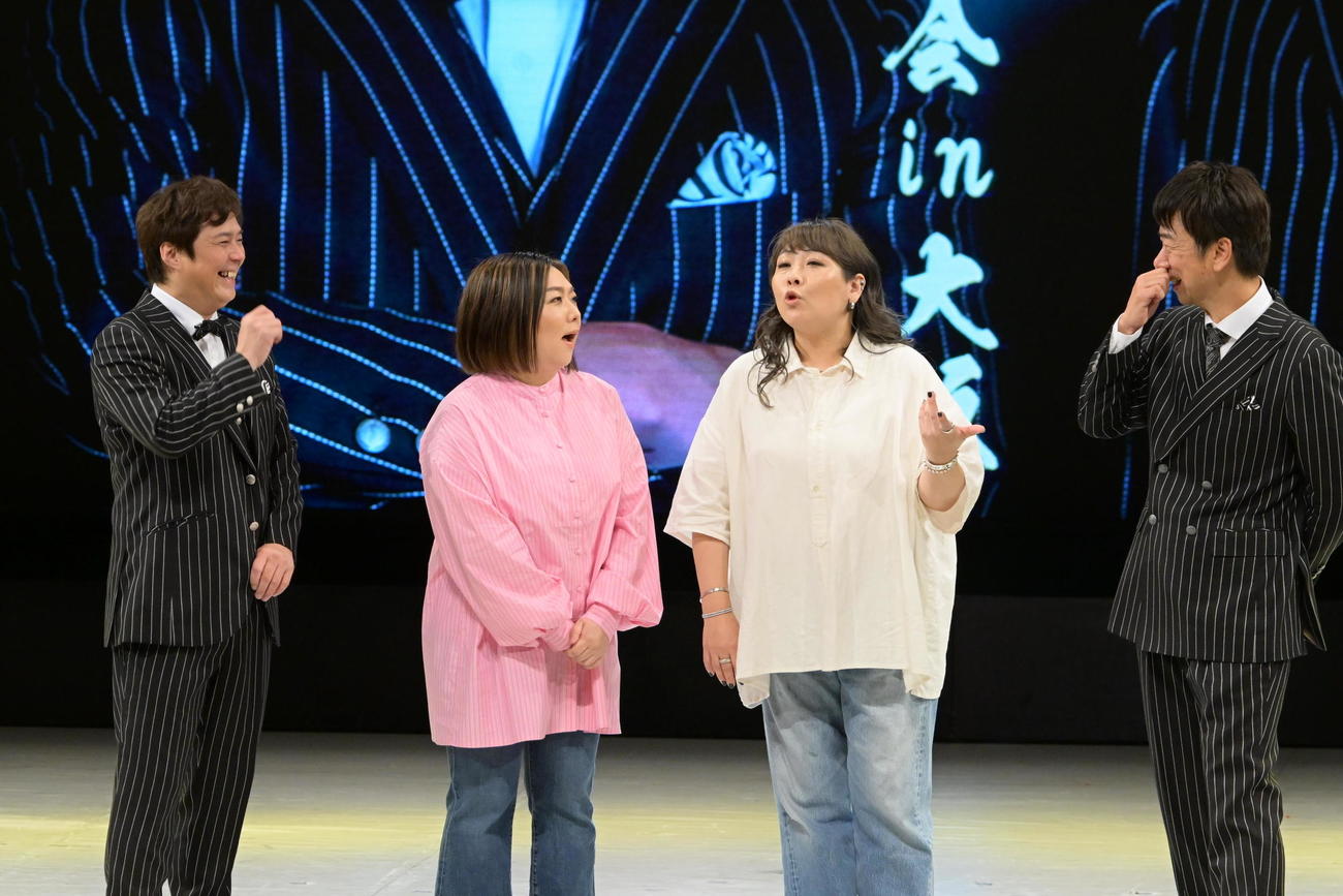 ゲスト出演した海原やすよ（左から2人目）ともこ（同3人目）とトークするテンダラー浜本（右橋）白川