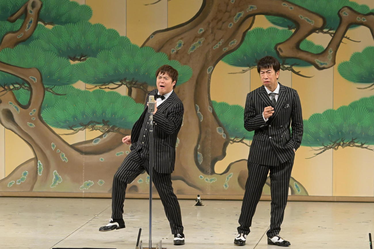 30周年記念公演を行ったテンダラー浜本（右）白川