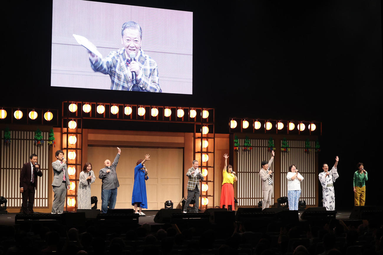 「『高田文夫のラジオビバリー昼ズ』リスナー大感謝祭～そんなこんなで35周年～」のオープニングに登場した出演者たち