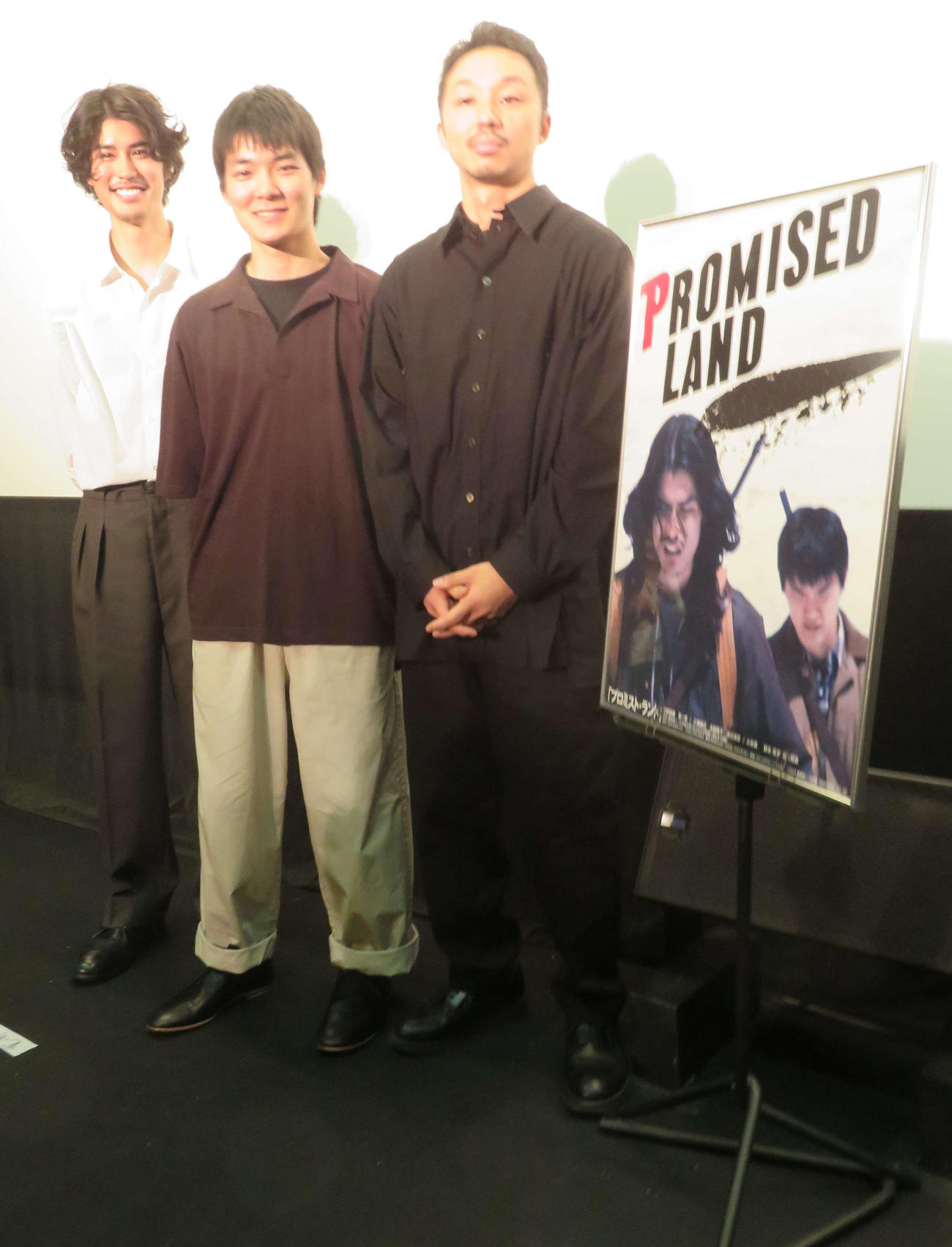 映画「プロミスト・ランド」初日舞台あいさつに登壇した、左から寛一郎、杉田雷麟、飯島将史監督（撮影・村上幸将）