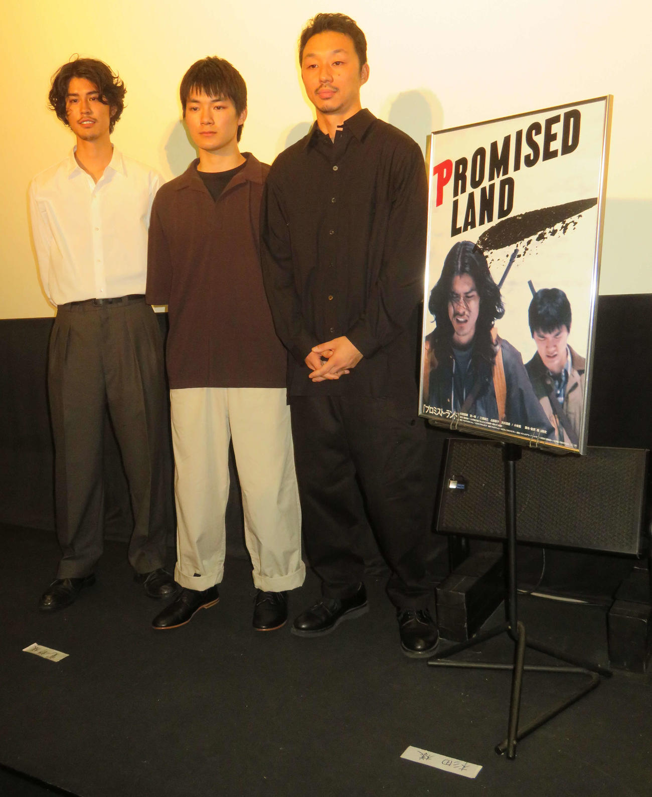 映画「プロミスト・ランド」初日舞台あいさつに登壇した、左から寛一郎、杉田雷麟、飯島将史監督（撮影・村上幸将）