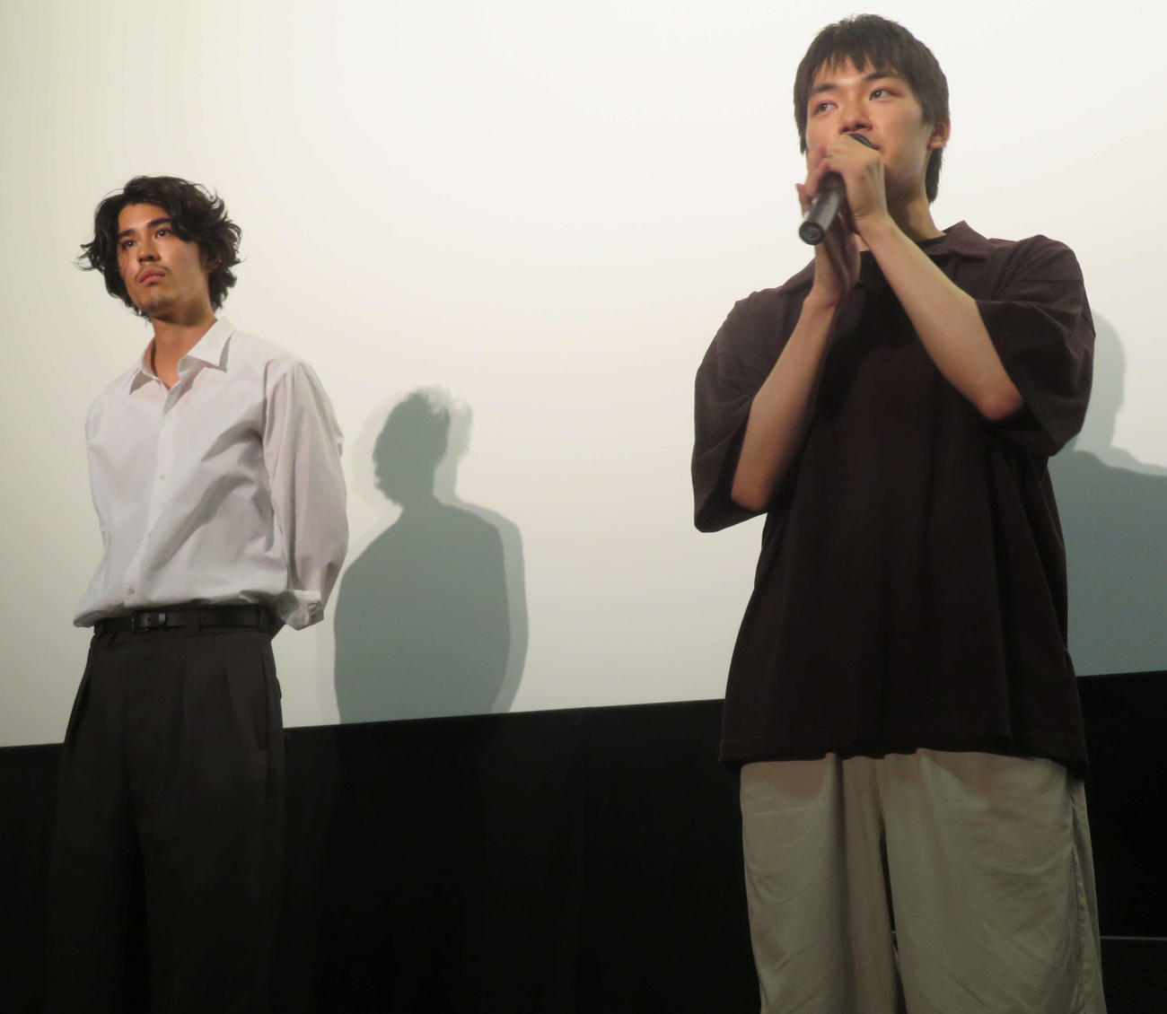 映画「プロミスト・ランド」初日舞台あいさつに登壇した寛一郎（左）と杉田雷麟（撮影・村上幸将）