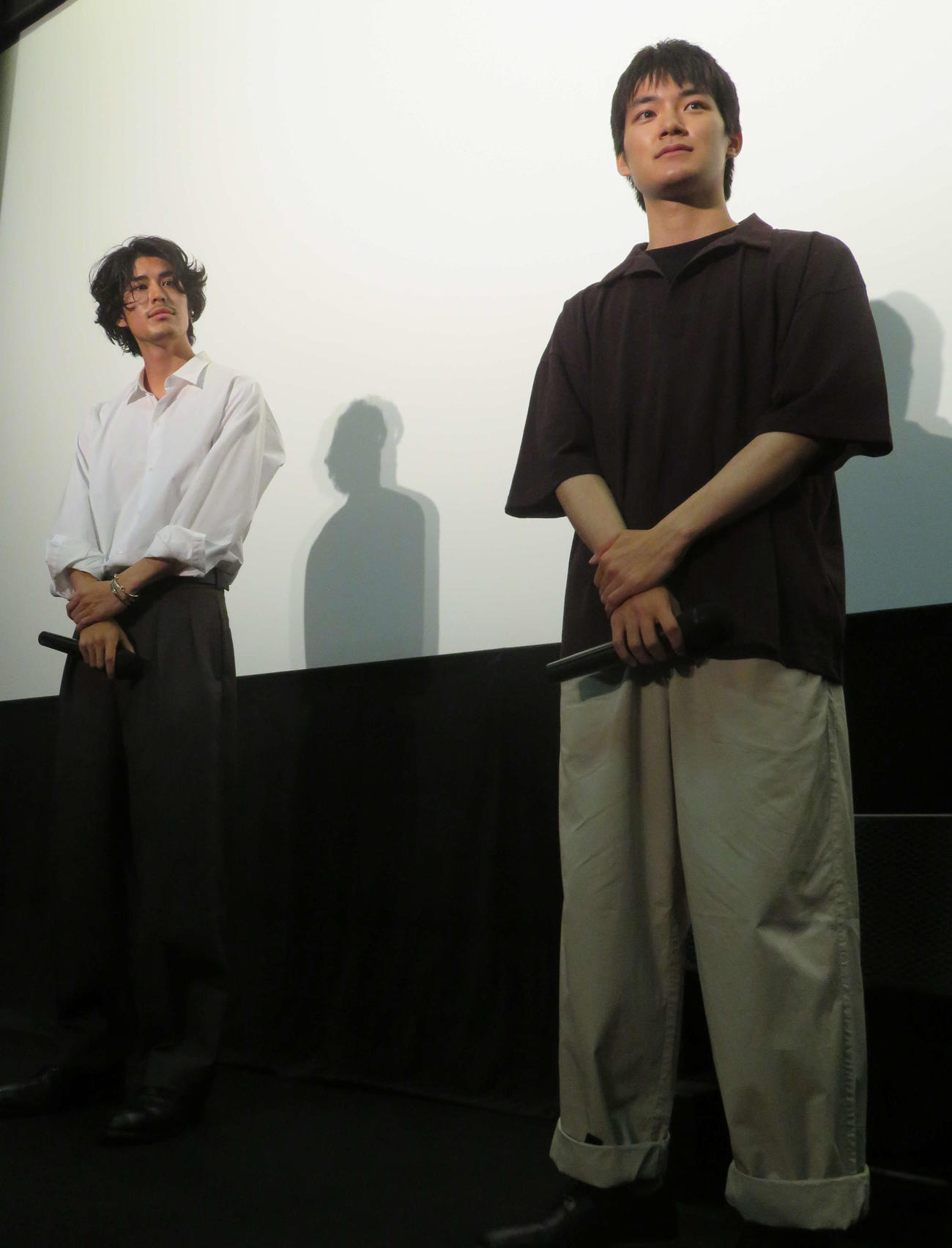 映画「プロミスト・ランド」初日舞台あいさつに登壇した寛一郎（左）と杉田雷麟（撮影・村上幸