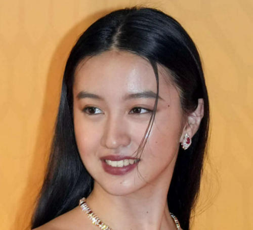 Koki,「ちょっとしたヘアーアレンジ」ヴィトンのアクセサリーを使った三つ編み姿を公開