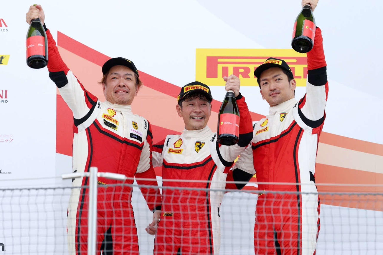 フェラーリ・チャレンジ・ジャパン第6戦シェルアマクラスで、初日にクラス優勝を成し遂げた前澤友作氏（中央）（C）MAEZAWA RACING
