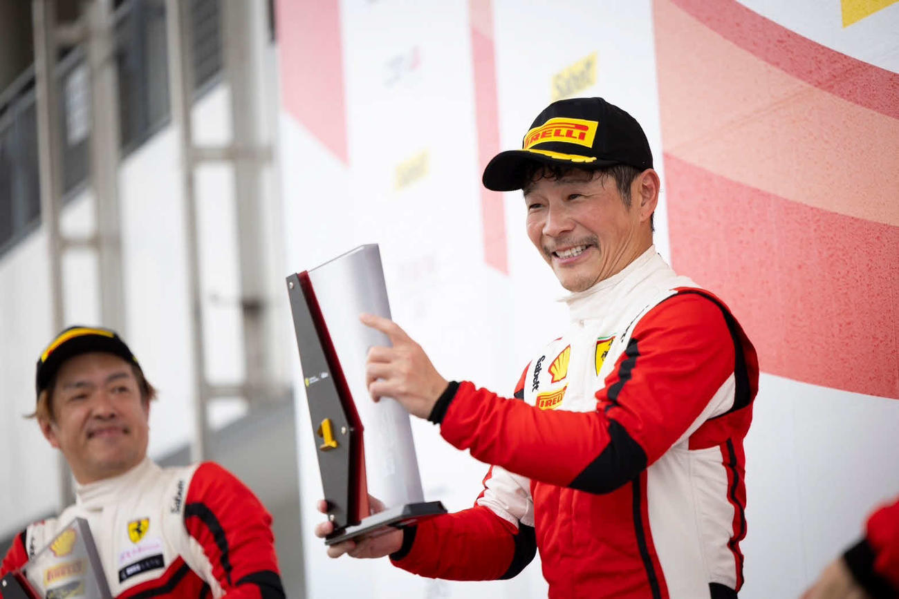 フェラーリ・チャレンジ・ジャパン第6戦シェルアマクラスで、初日にクラス優勝を成し遂げた前澤友作氏（右）（C）MAEZAWA RACING