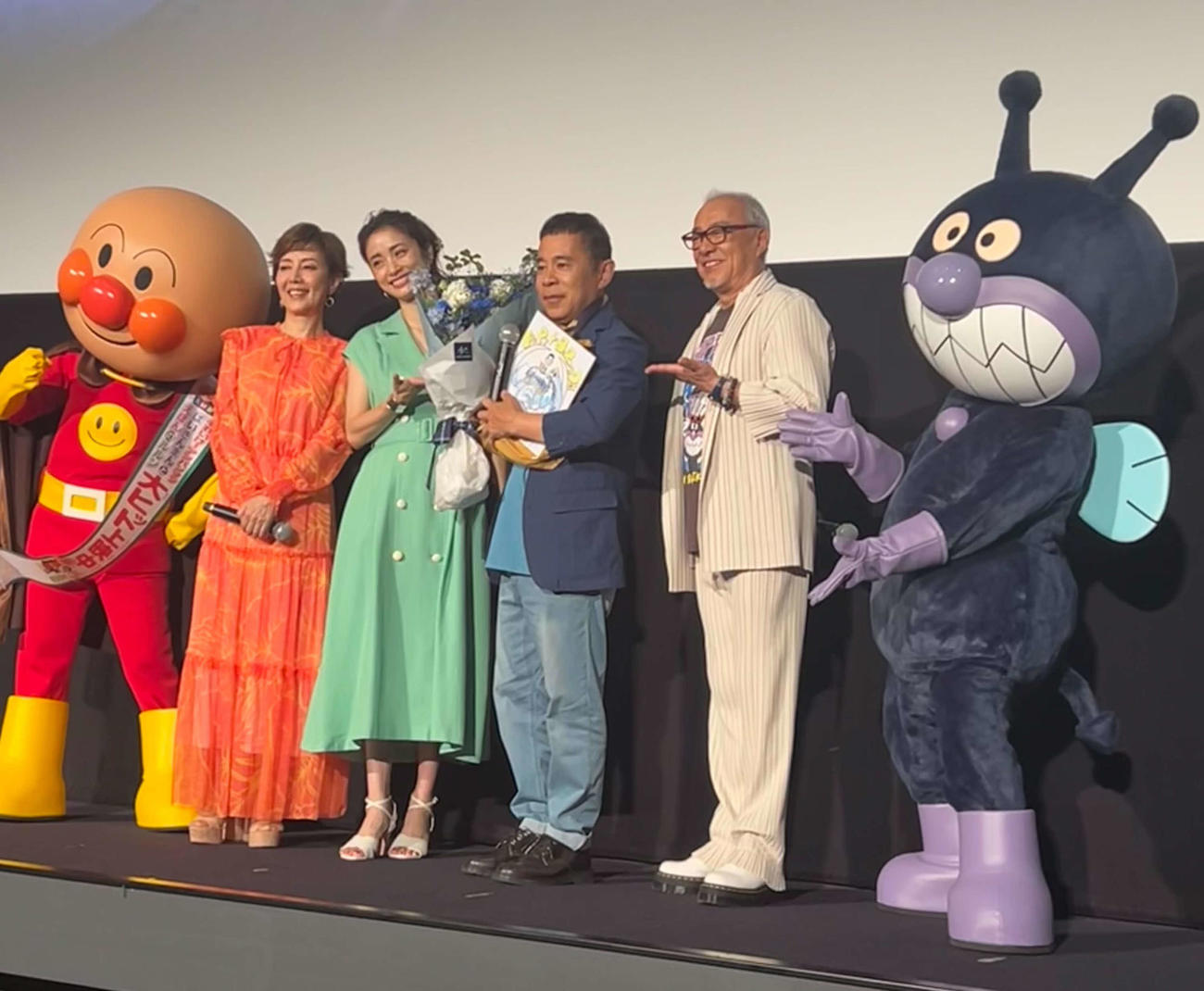 アニメ映画「それいけ！アンパンマン　ばいきんまんとえほんのルルン」公開記念舞台あいさつに出席した、左から戸田恵子、上戸彩、ナインティナイン岡村隆史、中尾■（■は隆の生の上に一）聖（撮影・松尾幸之介）