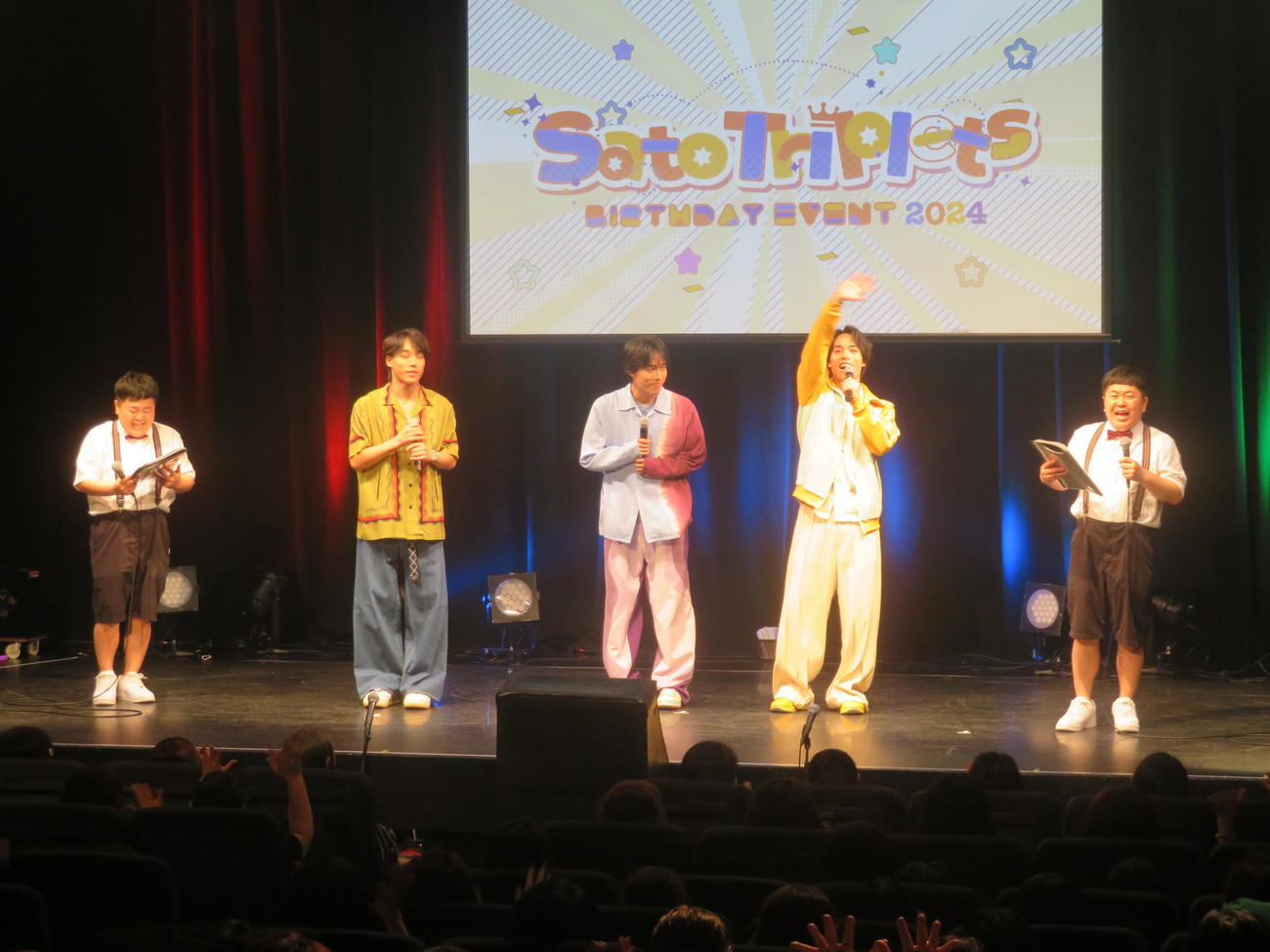初バースデーイベントを開催した佐藤三兄弟。左からMCのザ・たっちたくや、綾人、颯人、嘉人、ザ・たっちかずや