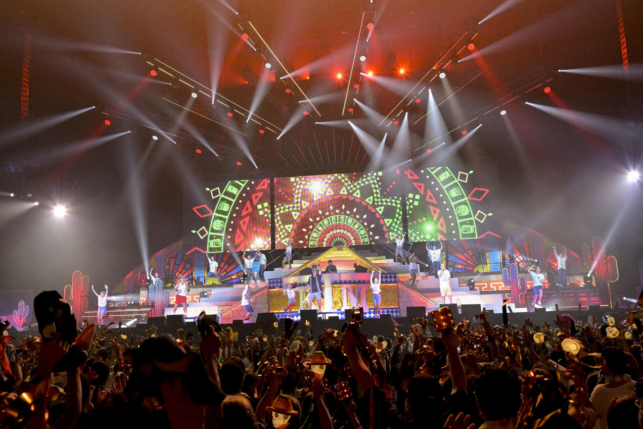 全国ツアー「あっちこっちでマリアッチ♪」横浜アリーナ公演でパフォーマンスするケツメイシ
