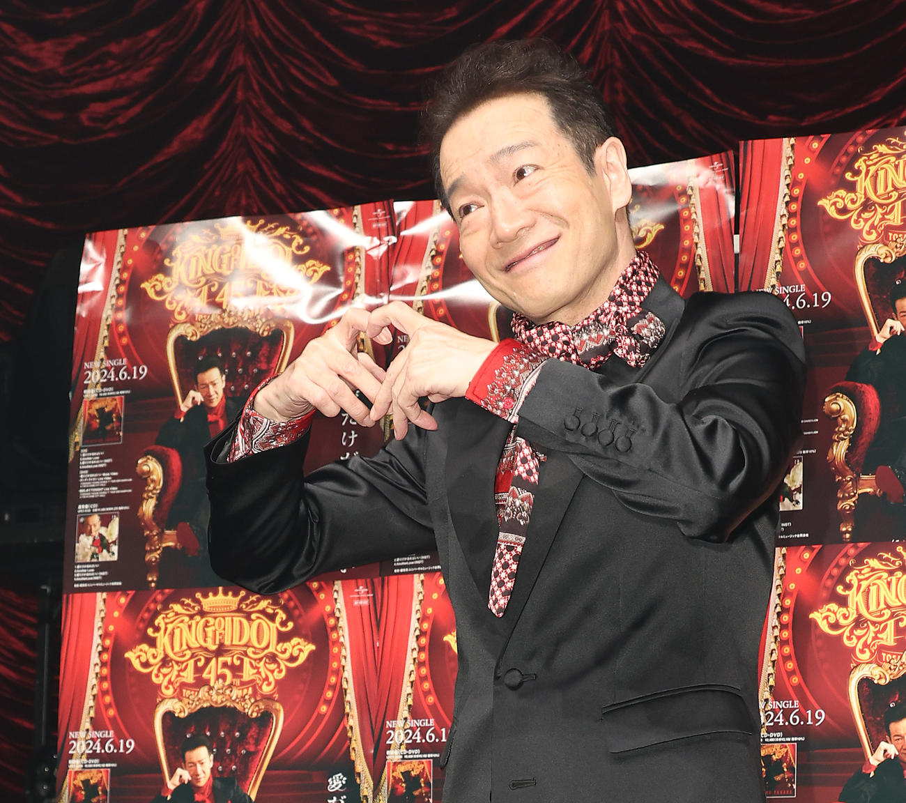 「愛だけがあればいい」リリースパーティーの会見で様々なパフォーマンスを披露する田原俊彦（撮影・中島郁夫）