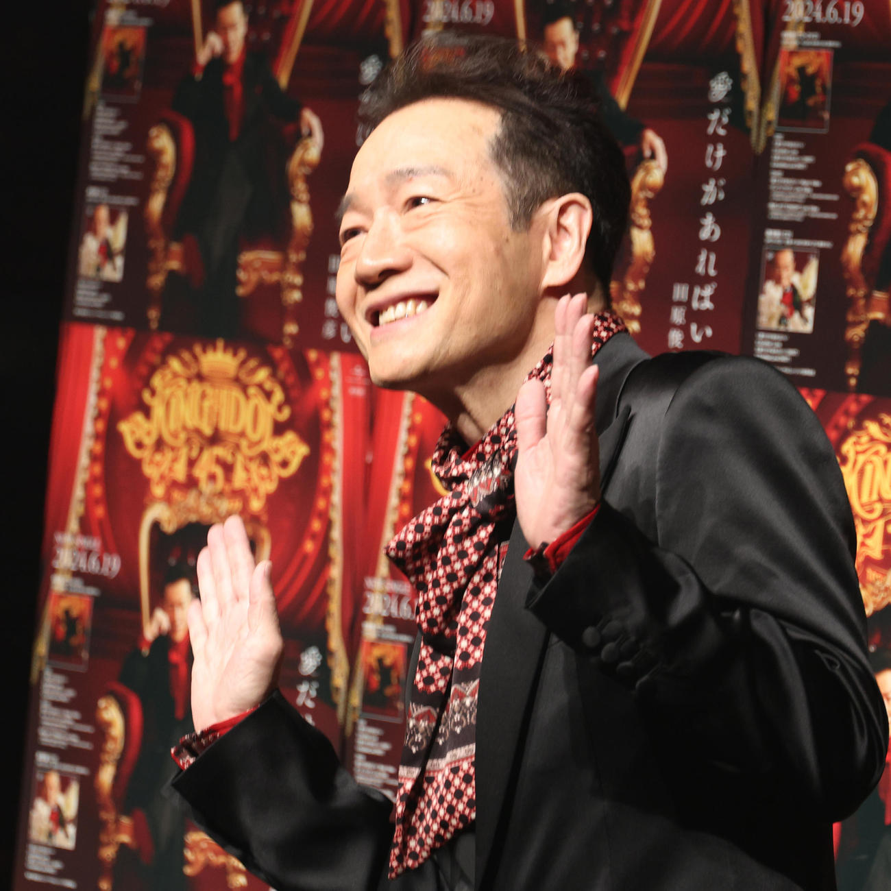 「愛だけがあればいい」リリースパーティーの会見で様々なパフォーマンスを披露する田原俊彦（撮影・中島郁夫）
