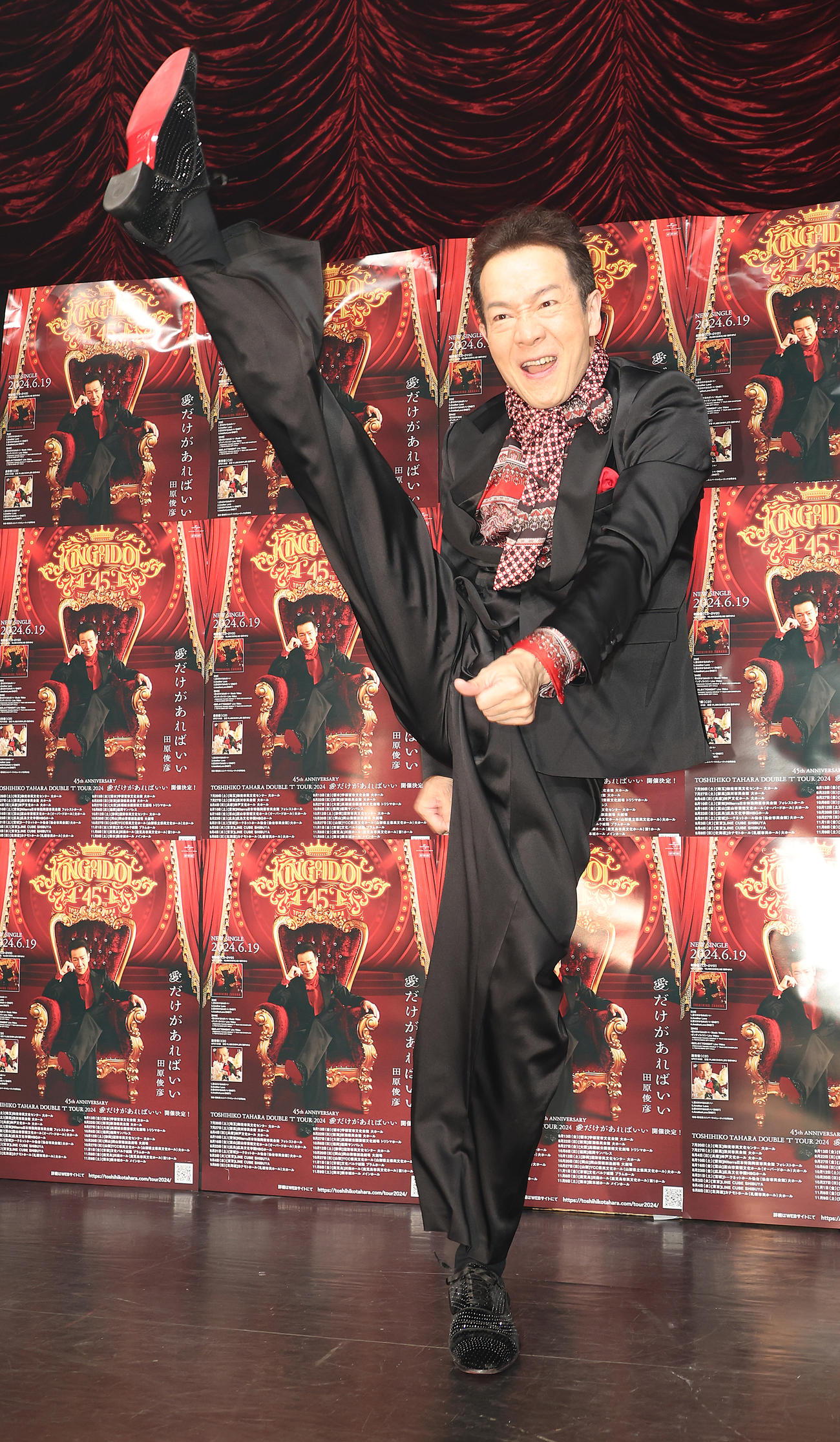「愛だけがあればいい」リリースパーティーの会見で恒例の脚上げを披露する田原俊彦（撮影・中島郁夫）