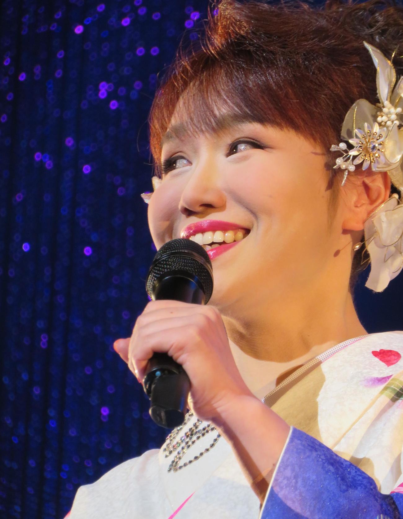 ライブを行った大沢桃子